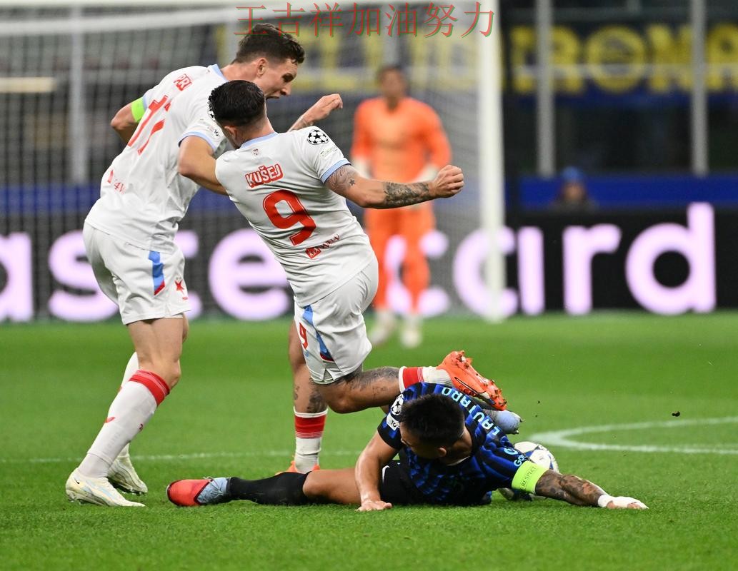 国际米兰在亚洲杯中主场取胜延续连胜势头 让晋级悬念继续保留 国际米兰在亚洲杯中主场取胜延续连胜势头 让晋级悬念继续保留